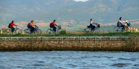 20191122__00171-168 Le long du canal de Nyaung Shwe au lac, cyclistes à la sortie des cours
